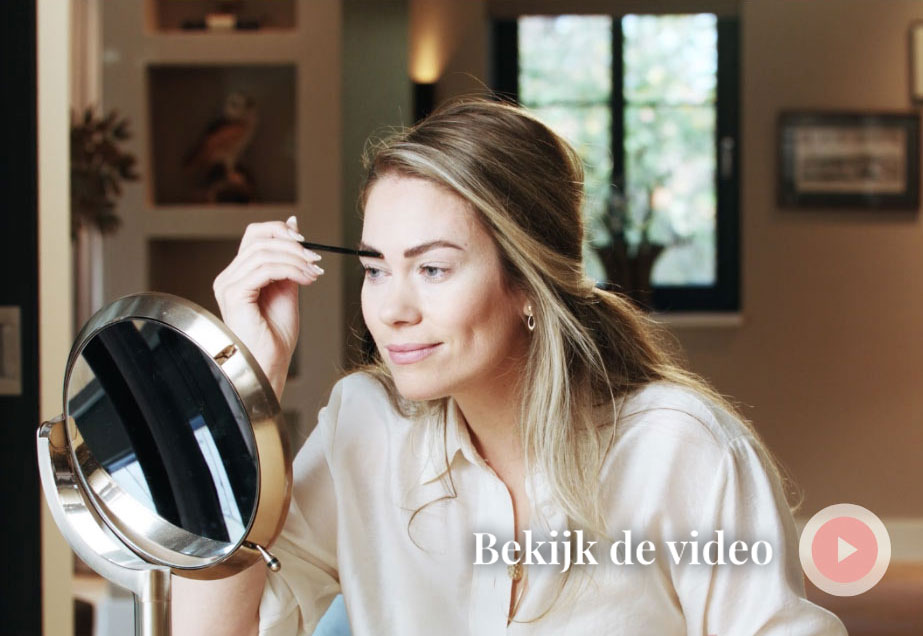 Tutorial Video over wenkbrauwen tekenen met Easy Brows Eyebrow Stickers voor de perfecte kleur en vorm.