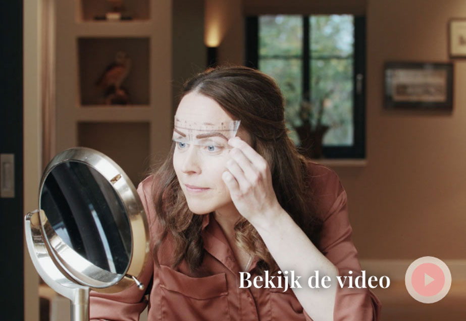 Tutorial Video over wenkbrauwen tekenen met Easy Brows Eyebrow Stickers voor de perfecte kleur en vorm.