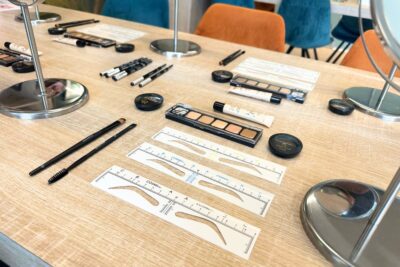 Easy Brows Workshop producten worden voor de deelnemers klaargemaakt.